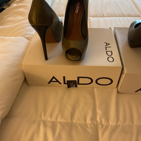 I have 4 pairs of pumps 3 Aldo and 1 pair is Eva Mendes. - Picture 4 of 8